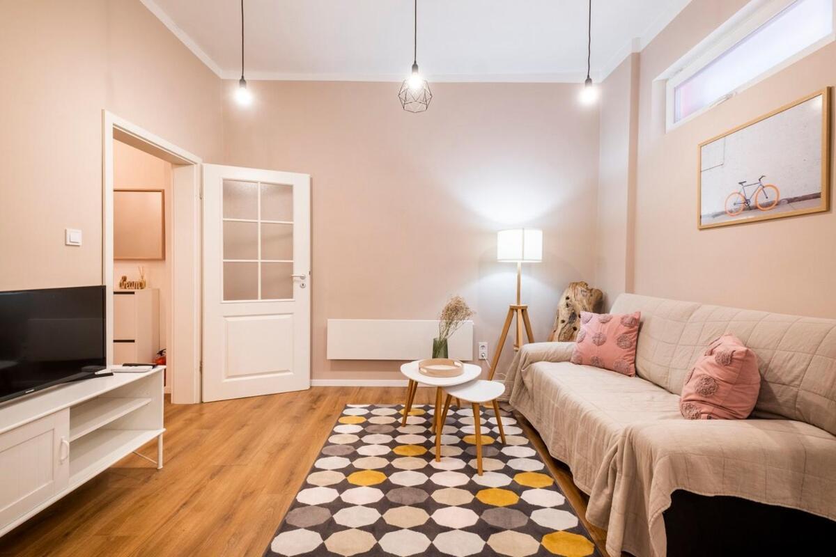 Top Centre 1 Bedroom Apt Next To Vitosha Blvd. โซเฟีย ภายนอก รูปภาพ